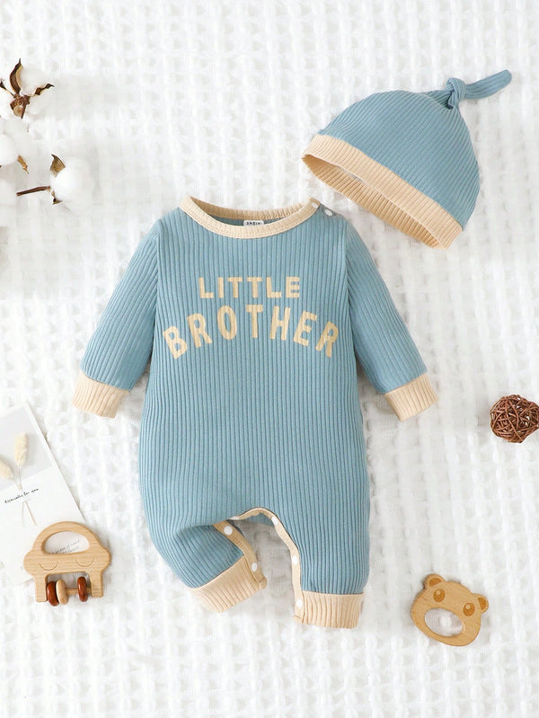 Tuta njëcopëshe për djem – me mbishkrim, detaje kontrasti dhe kapelë