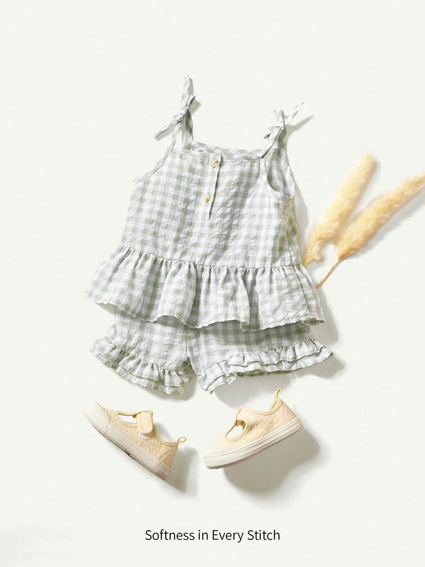 Set veror i lezetshëm për vajza të vogla me kanatiere me motive ngjyrash dhe pantallona të shkurtra – perfekt për ditët plot diell.