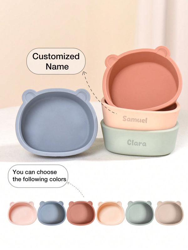 Pjatë silikoni e personalizueshme për foshnja – e butë, e sigurt, kundër rrëshqitjes dhe lehtë për t’u pastruar. E përshtatshme për ushqyerje dhe si dhuratë.