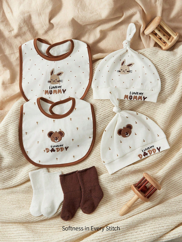 Set Dhuratë për Bebe me 6 Pjesë – Përparëse, Çorape dhe Kapelë të Buta me Qepje “Love Dad” dhe “Love Mom”