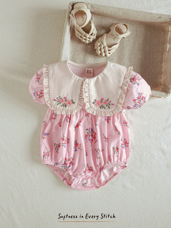 Tulum i lezetshëm për vajza të vogla me motive lulesh dhe jakë Peter Pan – perfekt për lojëra dhe festa.